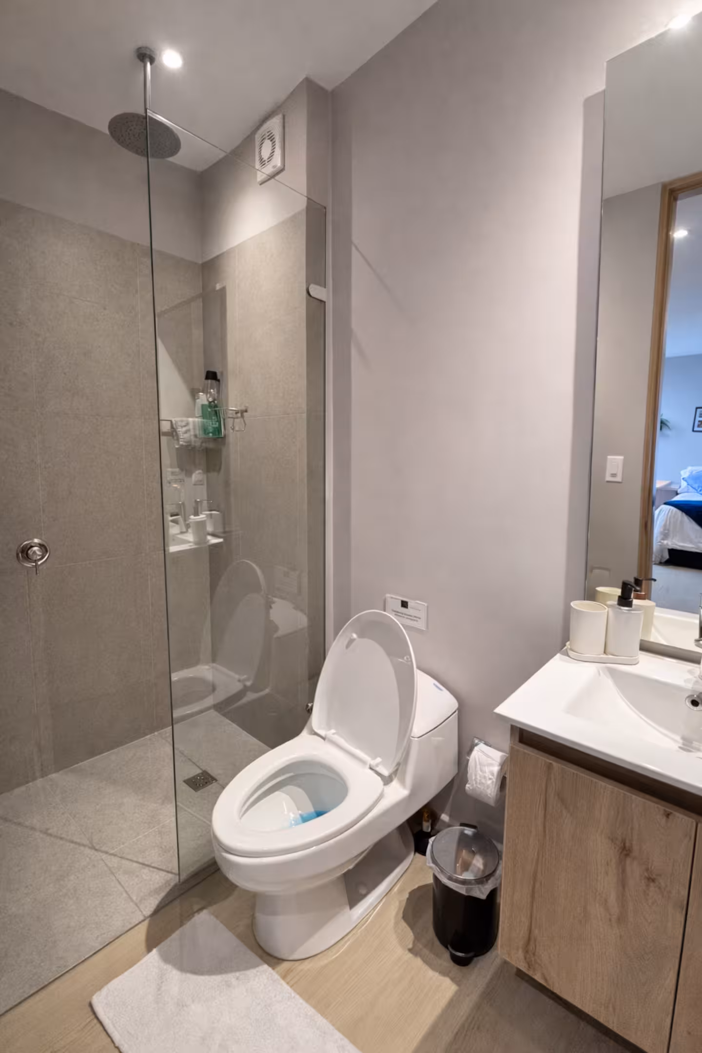 Baño moderno con acabados de lujo