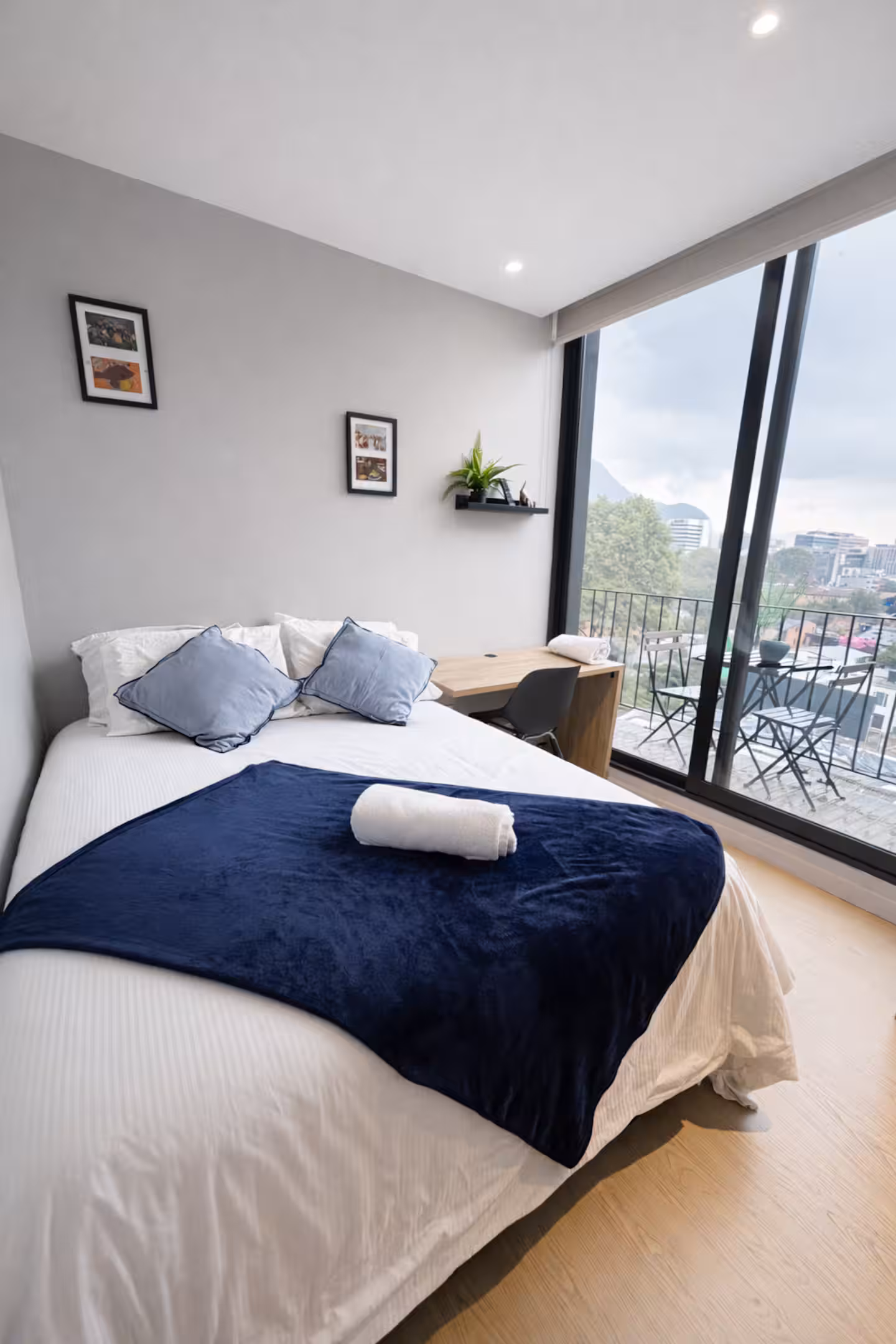 Habitación principal con cama ergonómica y blackout