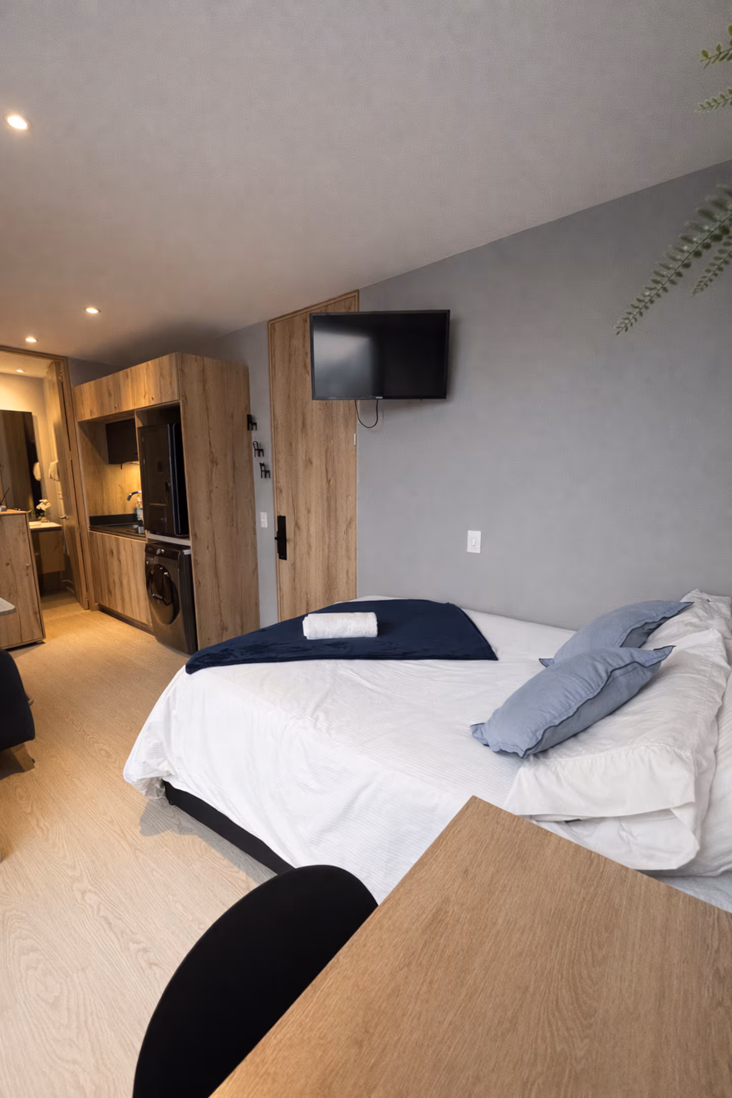Detalle de la habitación y zona de descanso