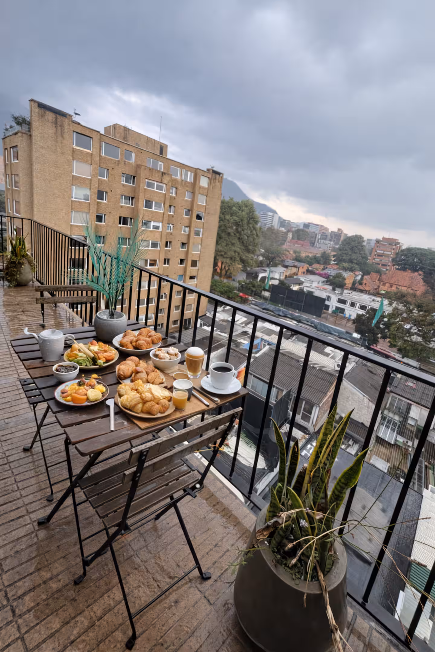 Terraza panorámica del edificio con zona social