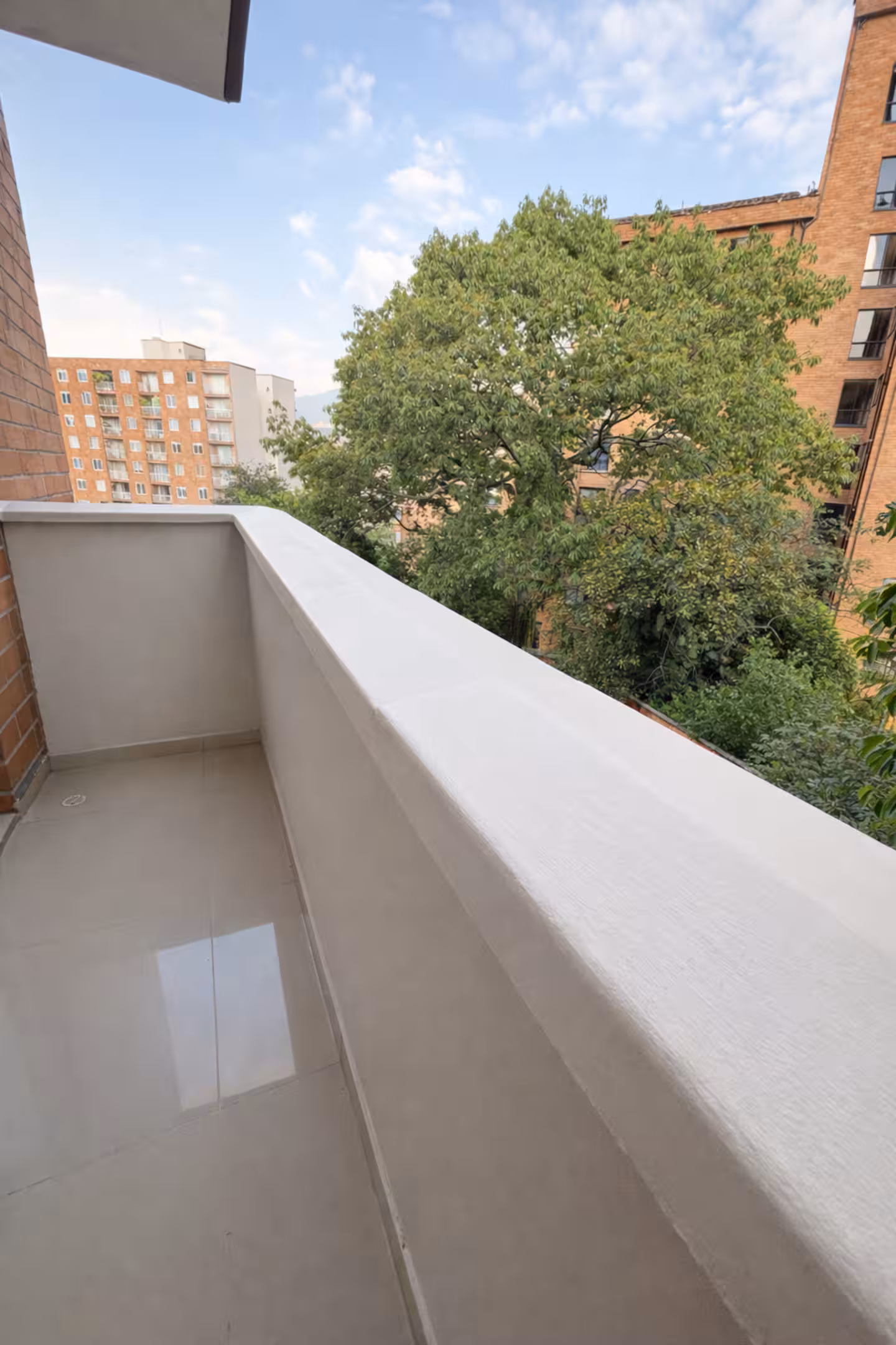 Balcón privado con vista a la vegetación de El Poblado