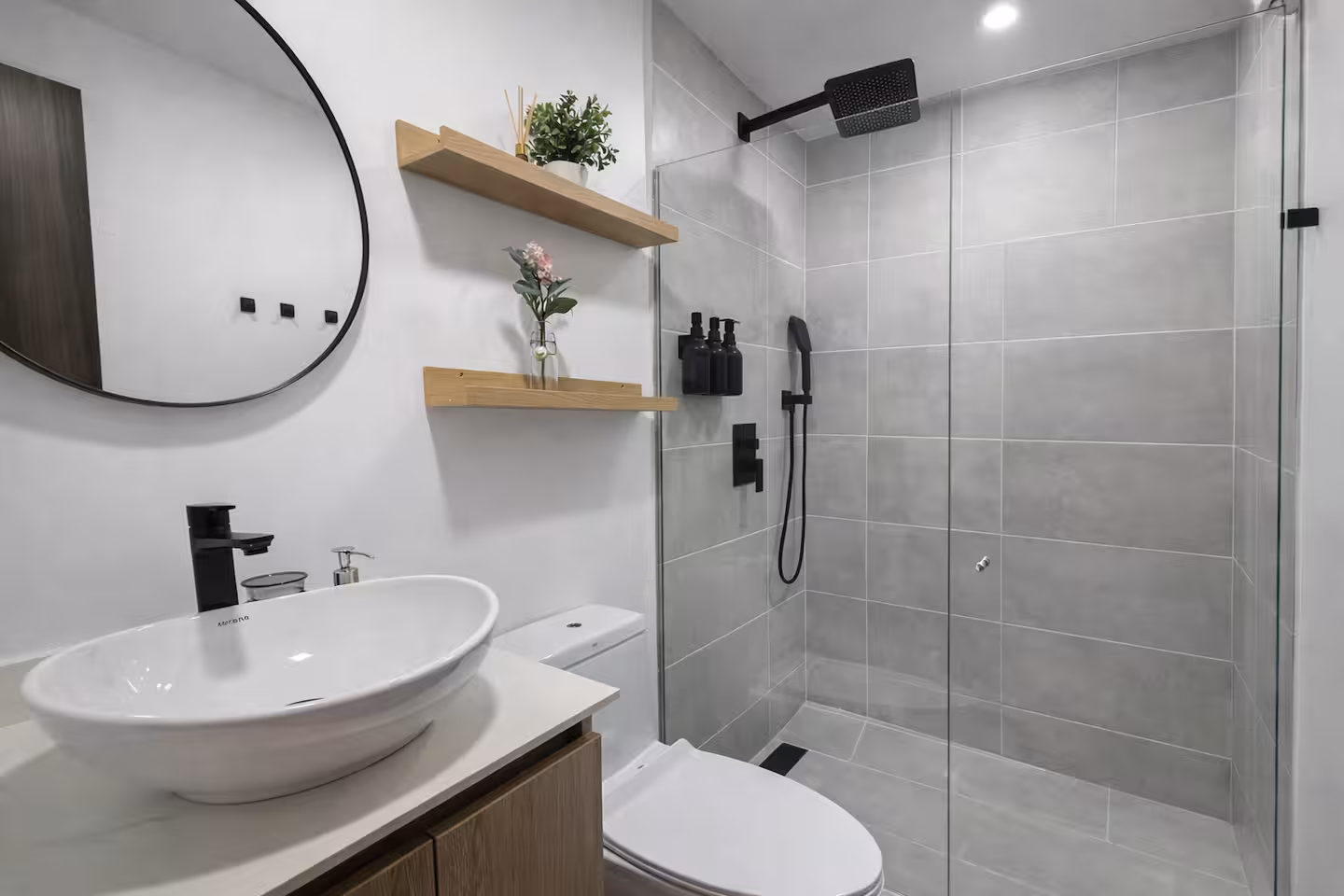 Baño completamente remodelado con iluminación LED