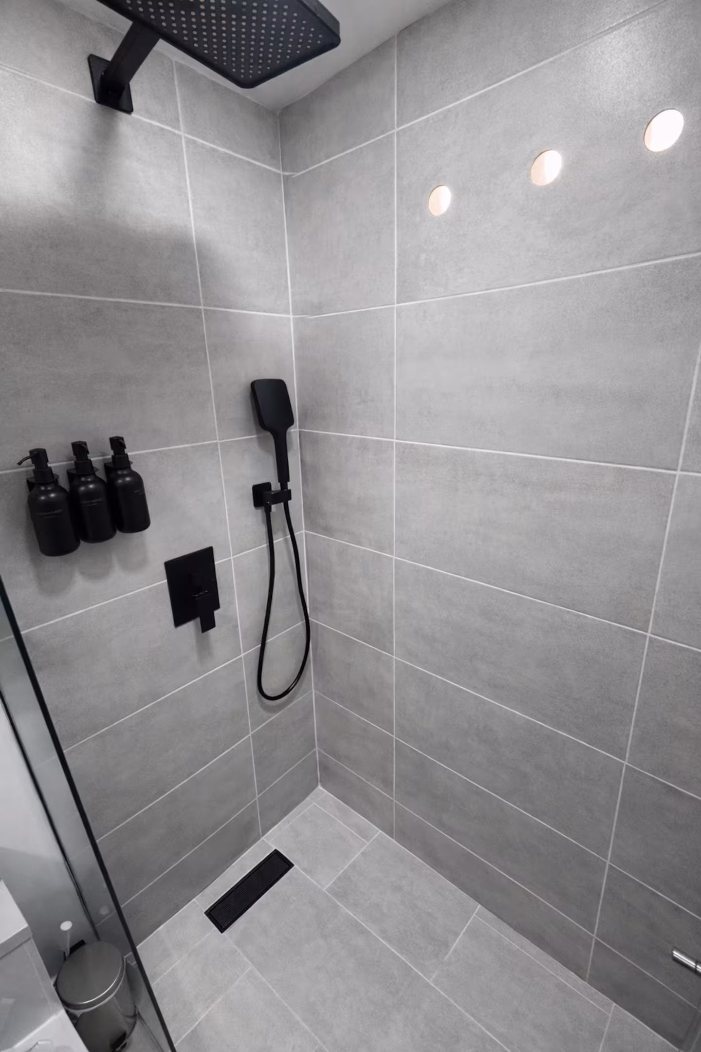 Detalle de la ducha y grifería de lujo