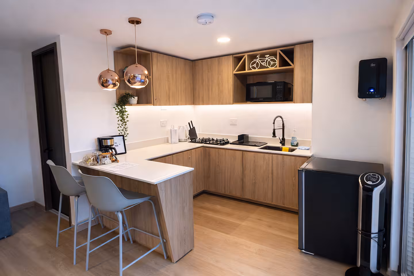 Cocina integral con acabados en tono madera y blanco