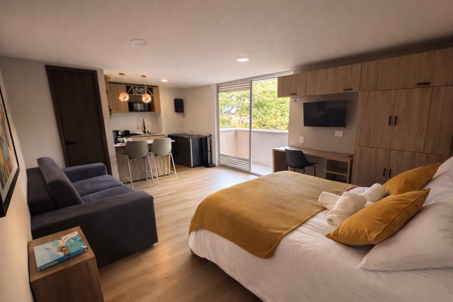 Cama confort y mobiliario contemporáneo