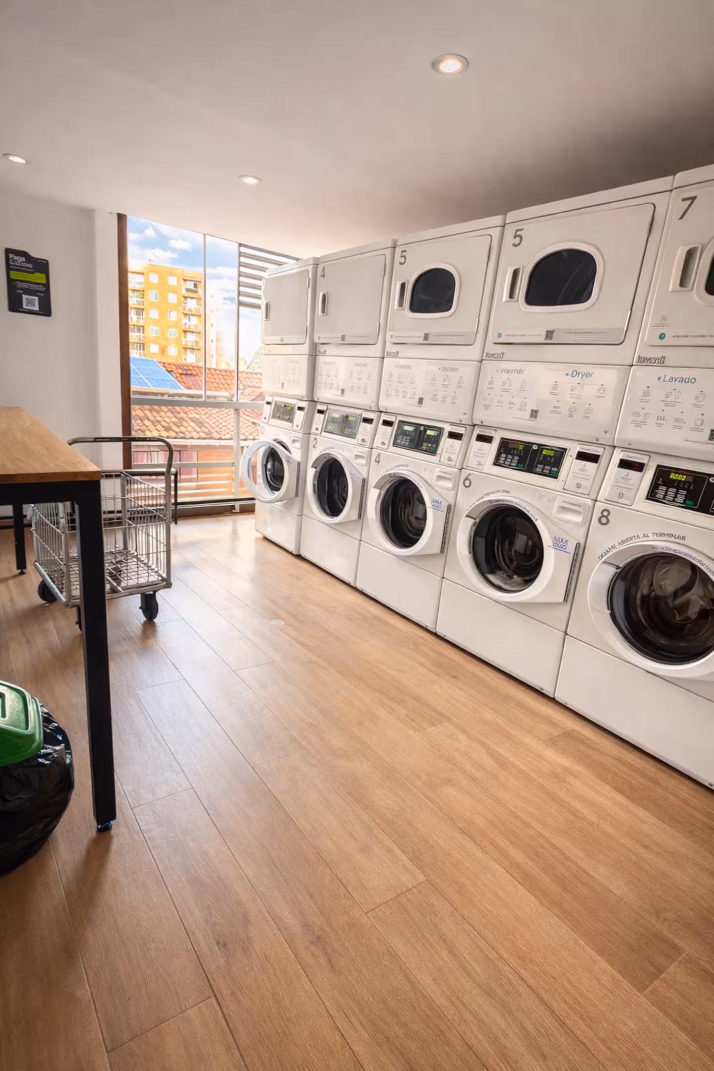Zona de lavandería equipada con lavadora y secadora