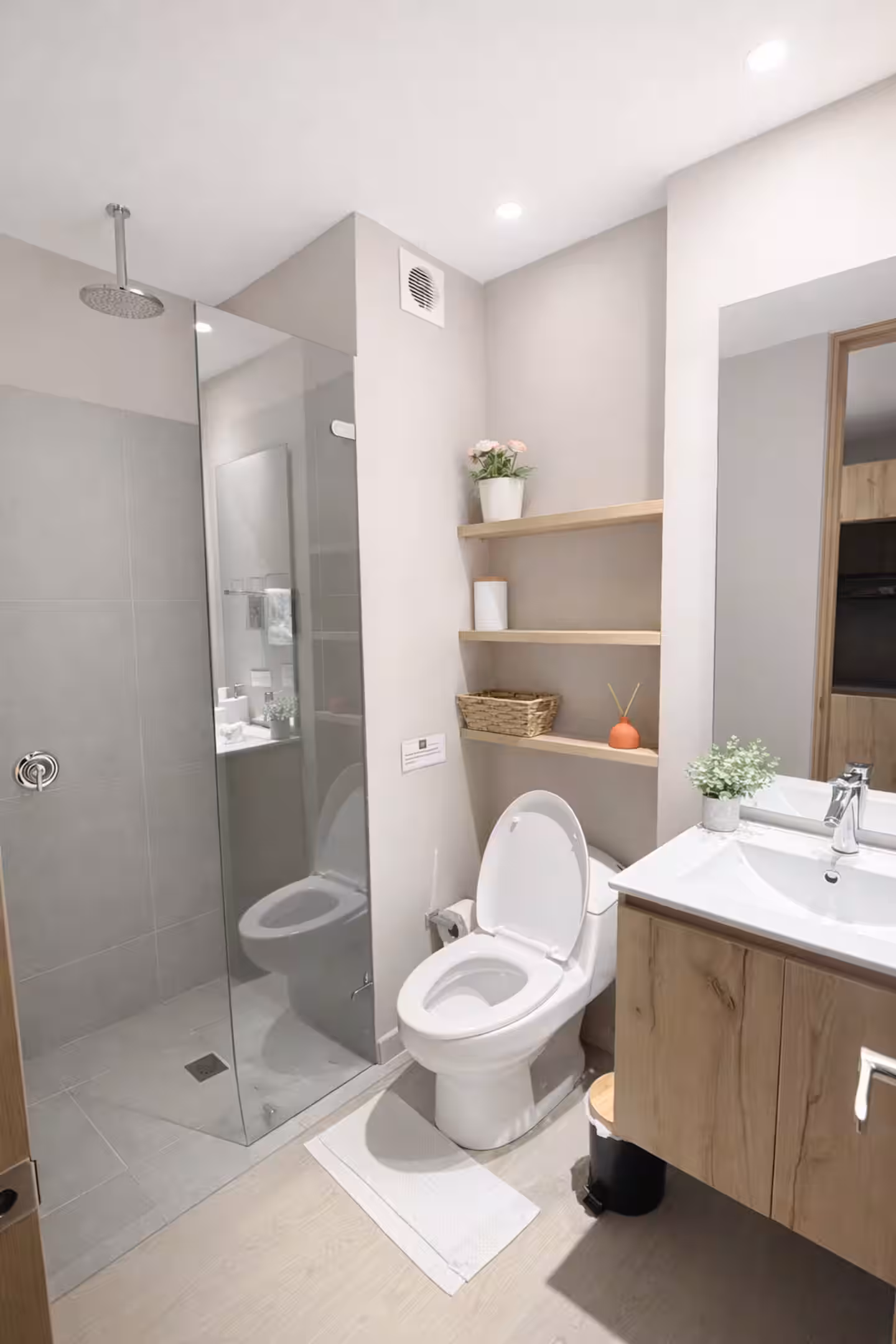 Baño moderno con acabados contemporáneos y ducha espaciosa