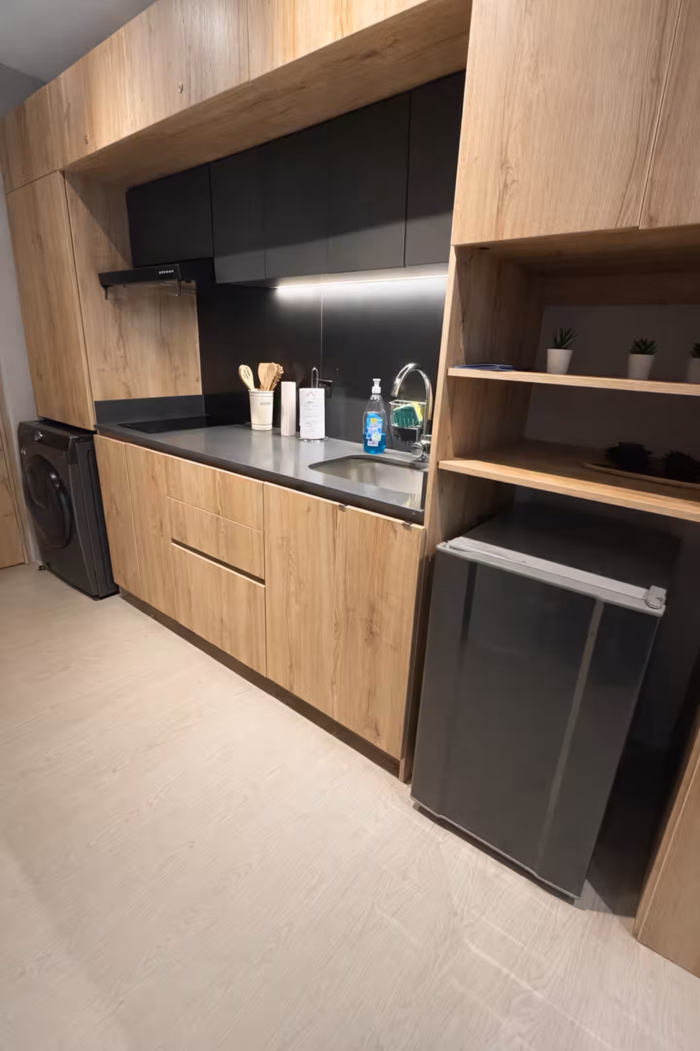 Mesón de cocina, estación de café y utensilios completos