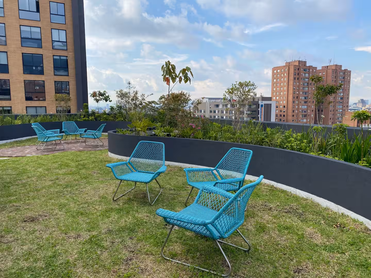 Terraza panorámica en último piso con vista despejada a la ciudad