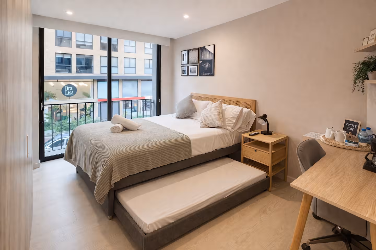Distribución de cama doble y cama auxiliar para 2 o 3 personas